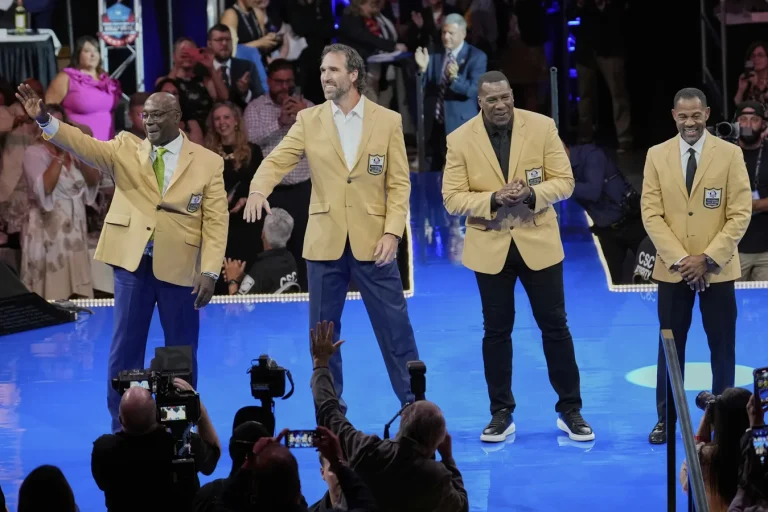 DeMarcus Lawrence mentoring Derick Hall