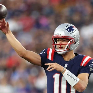 Patriots Coach Mike Vrabel Criticizes Drake Maye’s Preseason Turnover: “That’s a Bad Decision”