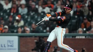 Jung Hoo Lee’s Gravity-Defying Knee Catch Stuns Giants Fans and Breaks Baseball Norms