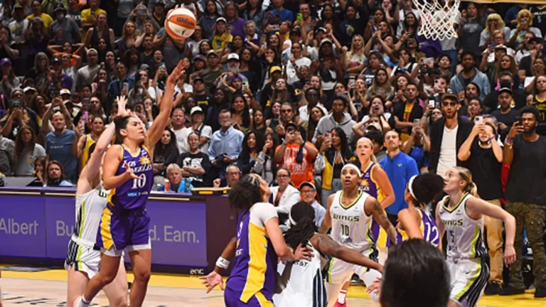 Kelsey Plum buzzer-beater win