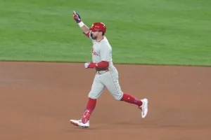 Red Sox Emerge as Early Favorites to Reunite with Kyle Schwarber in Blockbuster 2024 Offseason Push