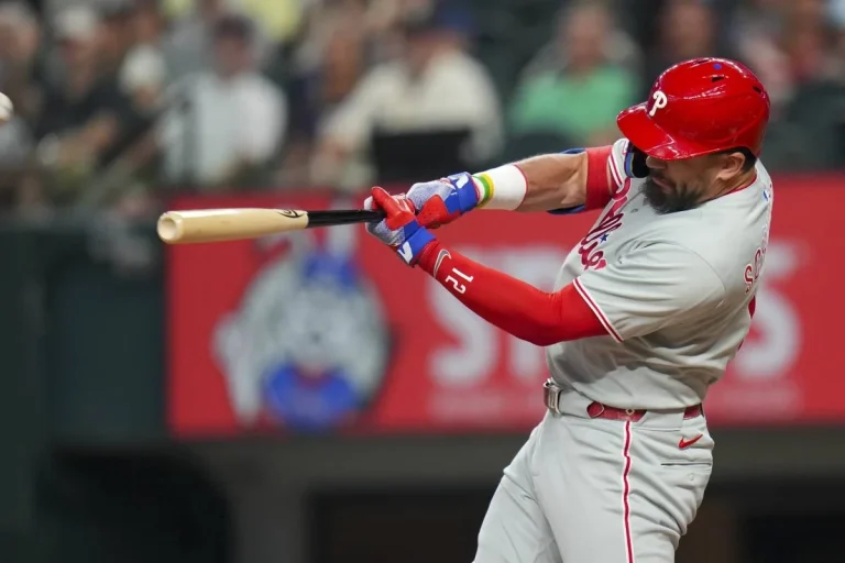 Kyle Schwarber home run chase