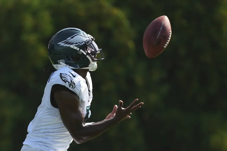 Lane Johnson praises Thomas Booker