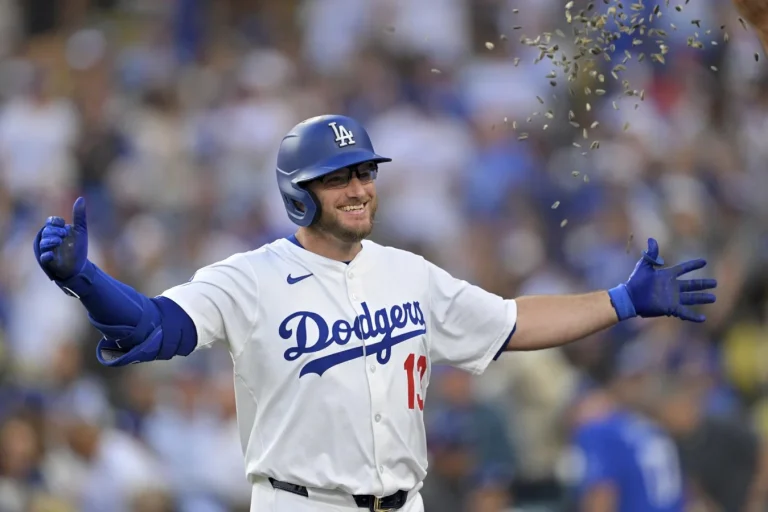 Max Muncy leads Dodgers comeback