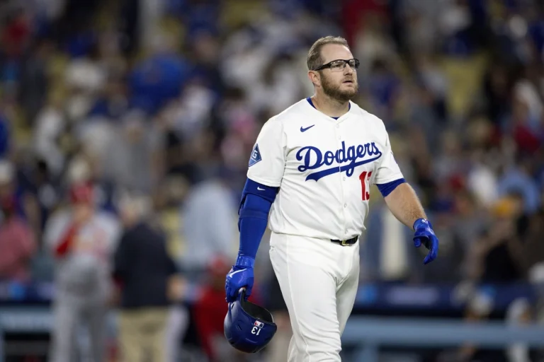 Max Muncy right oblique strain