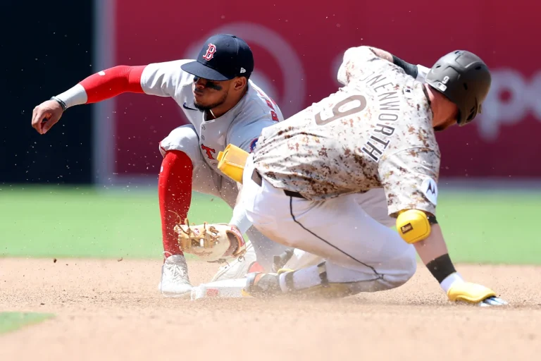 Rafael Devers praised by teammate