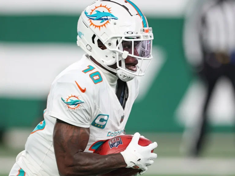 Tyreek Hill calls teammate bench